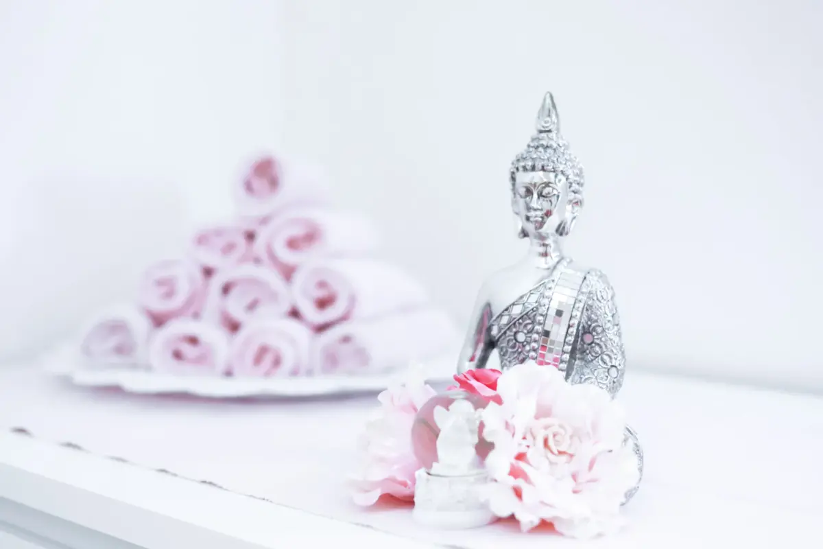 Buddha-Figur und gerollte Handtücher im Studio