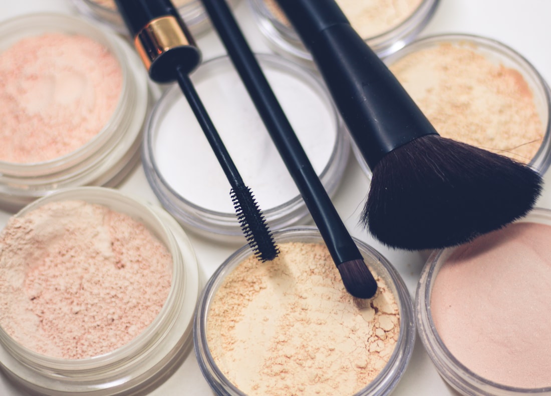 Puder und Pinsel, Stimmungsbild zu Powder Brows